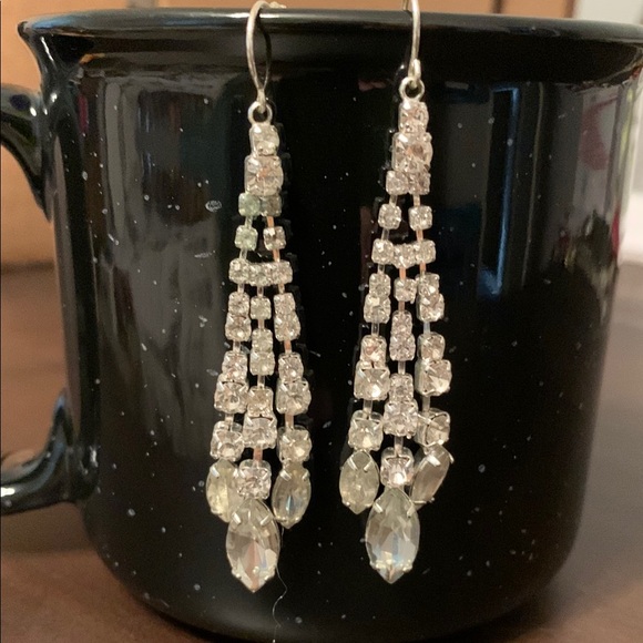 Source Unknown Jewelry - Elegant Silver Pierced Drop Earrings EUC